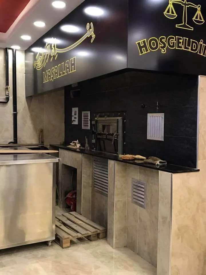 Doğalgazlı pişirme fırını bulunan restoran mutfağı