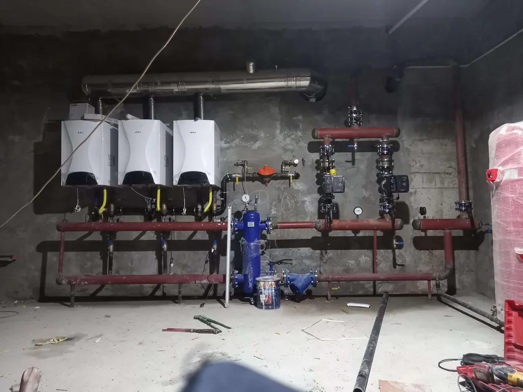 Kaskad bağlı yoğuşmalı kazanlar, kolektör ve pompa grubu bulunan kazan dairesi