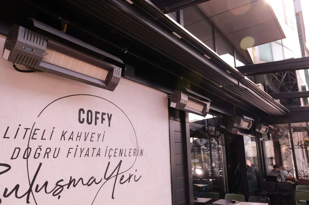 Kafe terasında tavana monte doğalgazlı radyant ısıtıcılar
