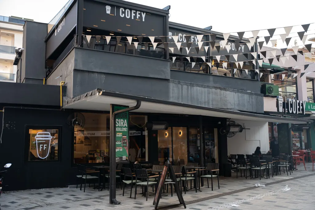 Radyant ısıtıcı kurulumu yapılan çok katlı kafe